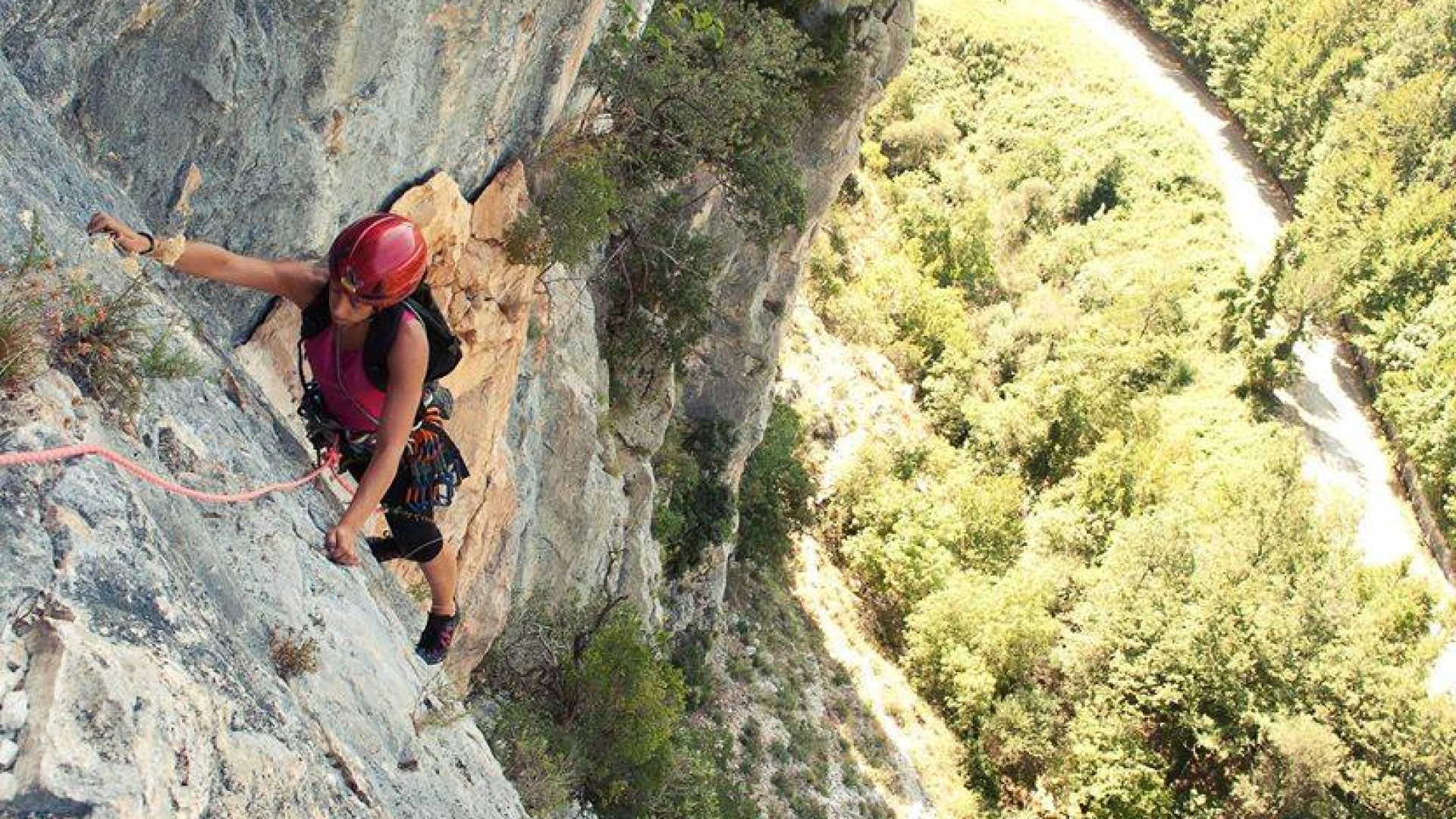 Corso di formazione per maestri di arrampicata sportiva. L'appuntamento promosso dall'associazione Innartura con il patrocinio del comune di Rocchetta a Volturno si svolgera' a Castelnuovo dal 31 maggio al 3 giugno.